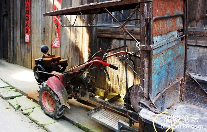 手扶拖拉机是当时这个村最现代的交通工具