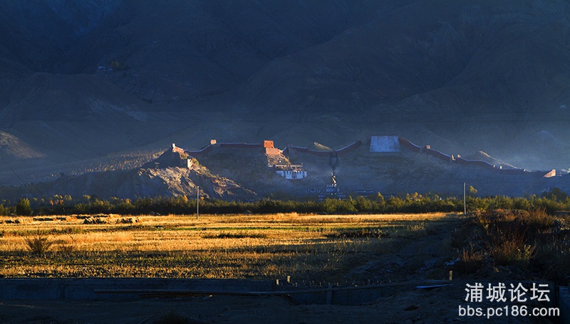 20    古堡晨光  副本  2014-10-9拍摄于西藏、江孜县宗山古堡 .jpg