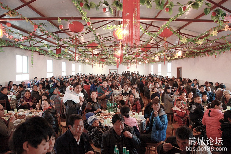 69   彝族人在城里的婚宴    副本    2013-3-2拍摄于四川省美姑县城  .jpg