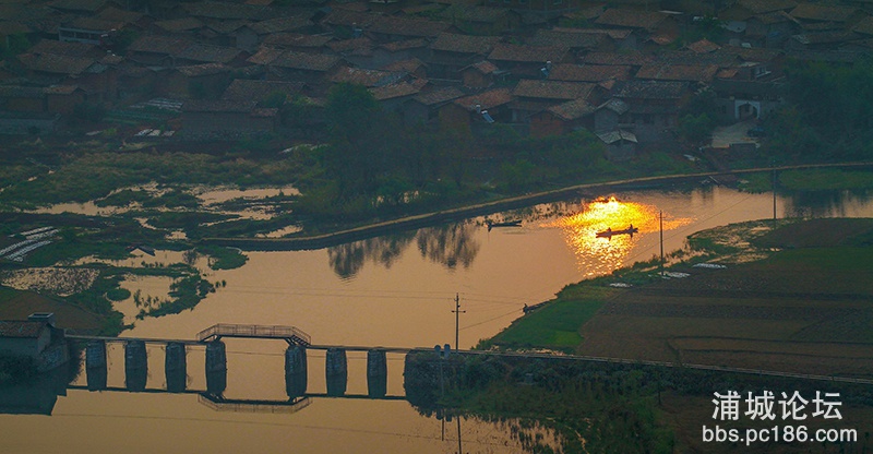 105     一缕阳光   副本   2013-3-15拍摄于云南省普者黑国家湿地公园.jpg
