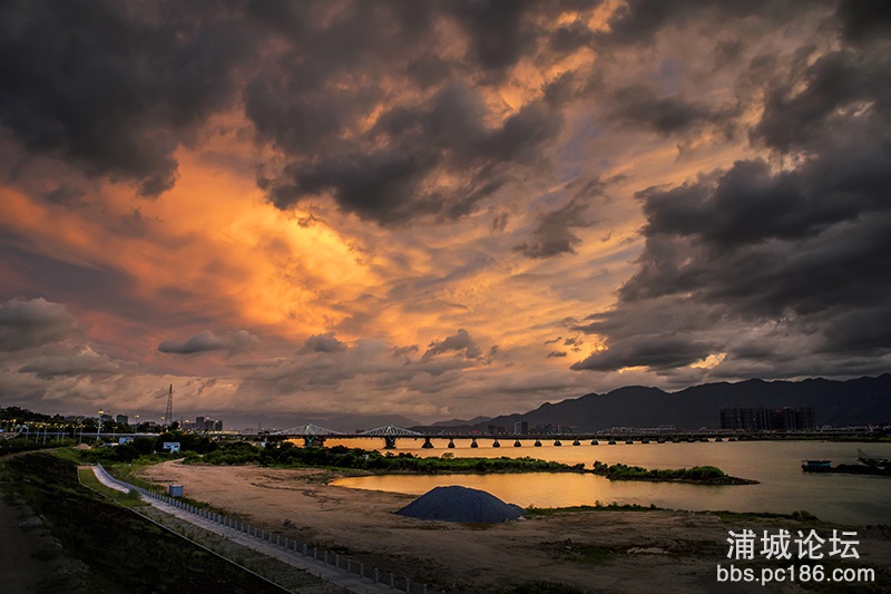 107     暴风雨来临之前   副本   2014-7-22拍摄于福州市洪塘大桥.jpg