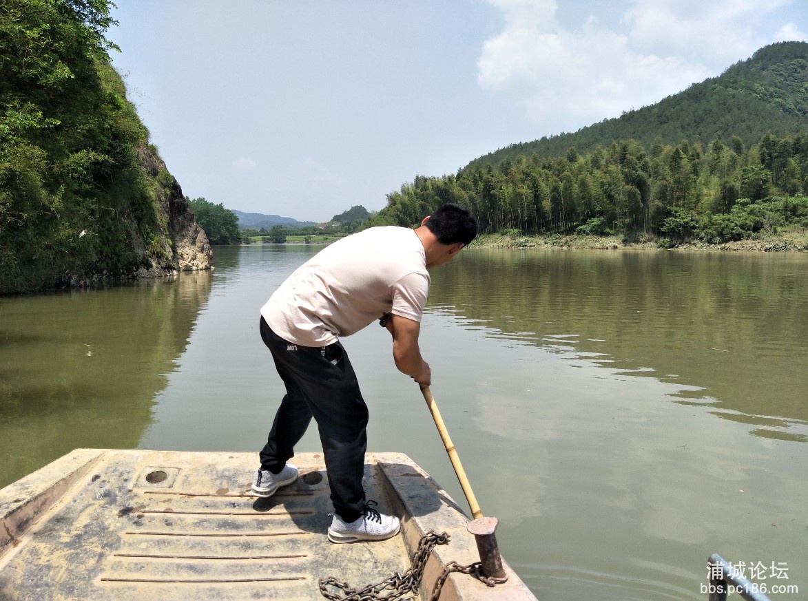 留了一张摆渡大哥的背影.jpg