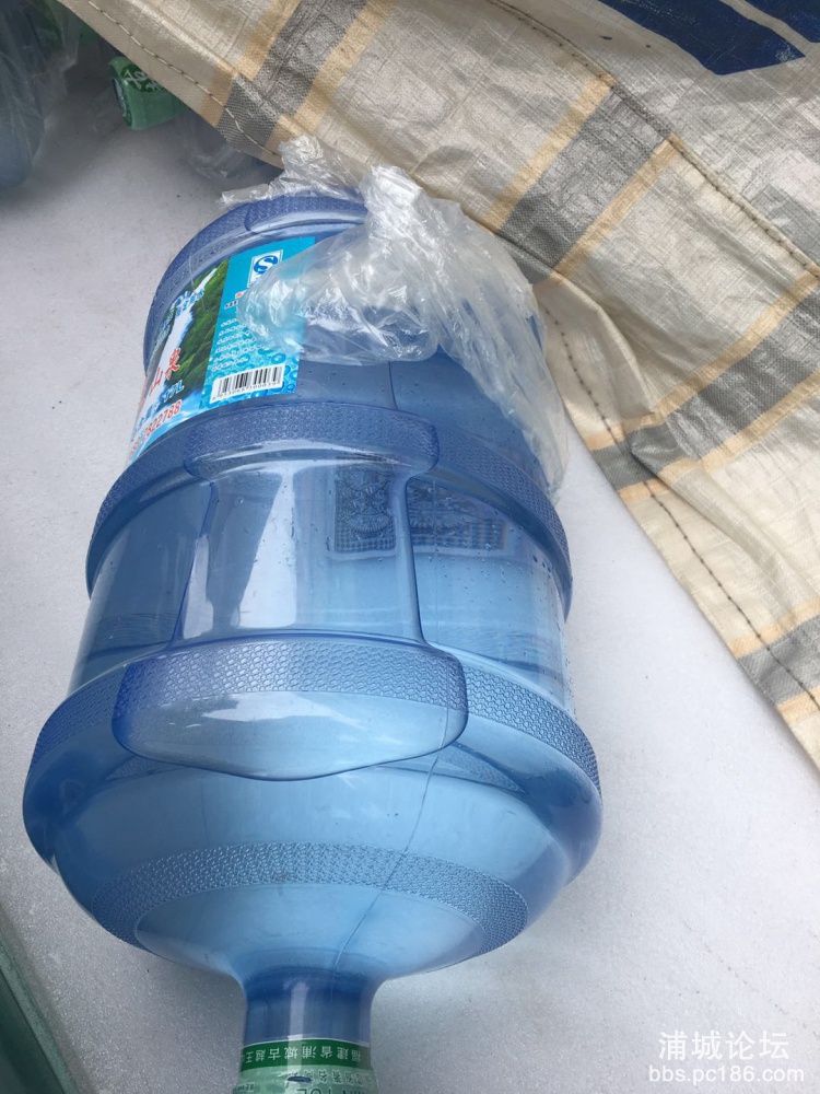 扑克牌在桶内
